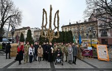 Фото 6: У Львові встановили найбільший в Україні тризуб з дідухів (фото)