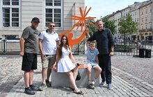 Фото 4: У центрі Львові встановили скульптуру відомого українського митця, присвячену молоді
