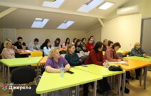 Фото 1: У «Джерелі» почали навчати фахівців, як працювати з незрячими дітьми