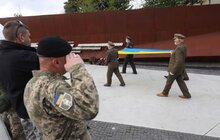 Фото 5: На Меморіалі Героїв Небесної Сотні вояки братства ветеранів УПА підняли національний стяг