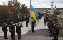 Фото 27: На Меморіалі Героїв Небесної Сотні вояки братства ветеранів УПА підняли національний стяг