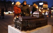 Фото 11: У Львові відкрили мініатюру Оперного театру із шрифтом Брайля