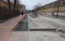 Фото 3: ІІ етап ремонту вул. Шевченка: підрядник стелить бруківку і облаштовує хідники