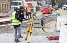Фото 14: ІІ етап ремонту вул. Шевченка: підрядник стелить бруківку і облаштовує хідники