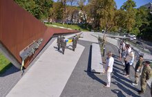 Фото 1: На Меморіалі Героїв Небесної Сотні курсанти Ліцею Героїв Крут урочисто підняли національний стяг