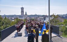 Фото 5: На Меморіалі Героїв Небесної Сотні курсанти Ліцею Героїв Крут урочисто підняли національний стяг