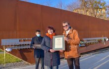 Фото 11: На Меморіалі Героїв Небесної сотні підняли синьо-жовтий стяг та привітали волонтерів з їхнім днем