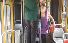 Фото 4: Міські трамваї та тролейбуси миють у дві зміни 