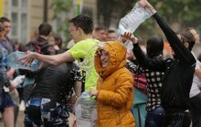 Фото 18: У Львові на пл Ринок триває «Поливаний понеділок»