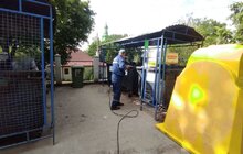Фото 1: Перевізники ТПВ продовжують дезінфікувати контейнерні майданчики