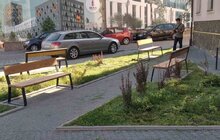 Фото 1: На вулиці Б. Хмельницького встановили лавочки та велопарковки 