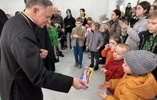 Фото 6: Архієпископ Мечислав Мокшицький відвідав найбільше модульне містечко та поспілкувався з його мешканцями