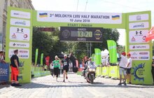 Фото 9: Мер Львова з дружиною в рамках півмарафону пробігли в дистанції 2 км