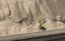 Фото 2: Будівництво шляхопроводу на Рясне: роботи тривають з обох сторін майбутньої споруди
