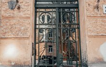 Фото 5: На ній залишилися сліди від бомби: реставратори відновили історичну браму на вул. Чернігівській