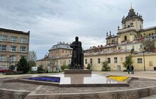 Фото 1: Квітковий годинник на площі Митній вже у синьо-жовтих квітах