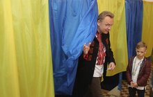 Фото 3: Міський голова Львова з дружиною проголосували на виборчій дільниці