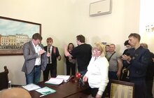 Фото 8: Активісти зірвали засідання виконавчого комітету ЛМР