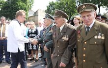 Фото 7: У День Героїв у Львові поклали квіти до пам’ятника Степану Бандері та інших захисників України