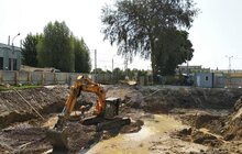 Фото 7: На пл. Двірцевій встановлюють гранітні бордюри пішохідної частини та розпочинають облаштовувати фундамент для нового фонтану