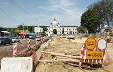 Фото 8: На пл. Двірцевій встановлюють гранітні бордюри пішохідної частини та розпочинають облаштовувати фундамент для нового фонтану