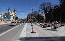 Фото 9: На розі вулиць Чупринки-Бандери вже встановили вуличні меблі та висадили дерева