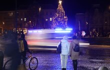 Фото 8: Львівську ялинку прикрасили стилізованим протитанковим їжаком