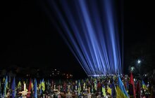 Фото 18: У Львові в пам’ять про українських Героїв у небо запустили символічні світлові промені