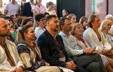 Фото 7: Українська вишивка як мова свободи: у Словенії відкрили виставку зі строями зі збірки львівського музею
