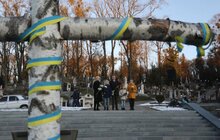 Фото 3: Мер Львова зі синами та дружиною зранку вшанував новітніх Героїв на Личакові