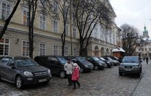 Фото 13: На пл Ринок без жодного погодження припаркували 10 машин 