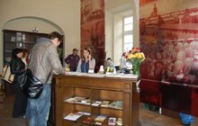 Фото 3: Сьогодні відвідувачам туристично-інформаційних центрів Львова дарували квіти