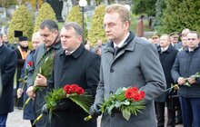 Фото 6: Урочисте покладання квітів та запалювання лампадок на Полі почесних поховань №76 Личаківського кладовища
