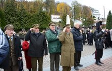 Фото 13: Урочисте покладання квітів та запалювання лампадок на Полі почесних поховань №76 Личаківського кладовища