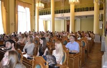 Фото 2: Спеціалісти різних сфер діяльності дискутували на тему важливості професійної орієнтації школярів міста