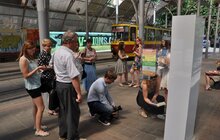 Фото 3: На зупинках громадського транспорту Львова «Літературні манелі» встановили книжкові полиці для бук кросингу