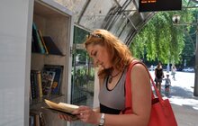 Фото 4: На зупинках громадського транспорту Львова «Літературні манелі» встановили книжкові полиці для бук кросингу