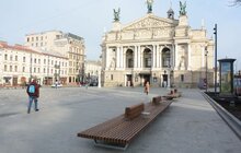 Фото 3: На пр Свободи облаштували 30 нових лавок та 15 урн