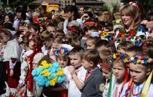 Фото 20: У школах міста урочисто святкують закінчення навчального року
