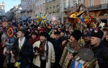 Фото 7: Звізду Миру та десятки інших різдвяних зірок пронесли Львовом учасники Ходи звіздарів