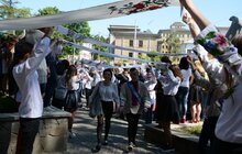 Фото 29: У школах міста урочисто святкують закінчення навчального року