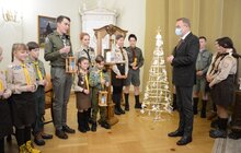 Фото 9: Пластуни передали міському голові Львова Вифлеємський вогонь миру
