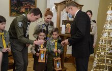 Фото 12: Пластуни передали міському голові Львова Вифлеємський вогонь миру