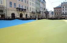 Фото 1: У центрі Львова урочисто заспівали Гімн України