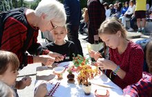 Фото 7: На площі перед ліцеєм ім. В. Симоненка сьогодні відбуваються святкові заходи