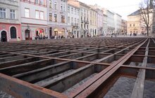 Фото 2: На пл. Ринок почались роботи з монтування ковзанки