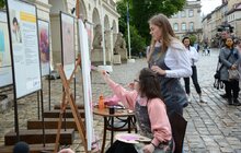 Фото 6: У центрі Львова юна художниця намалювала «особливу» картину