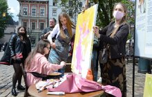 Фото 8: У центрі Львова юна художниця намалювала «особливу» картину