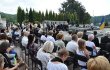 Фото 2: На Личаківському кладовищі замайорів синьо-жовтий прапор 