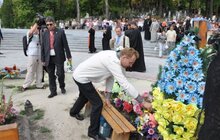Фото 15: На Личаківському кладовищі замайорів синьо-жовтий прапор 